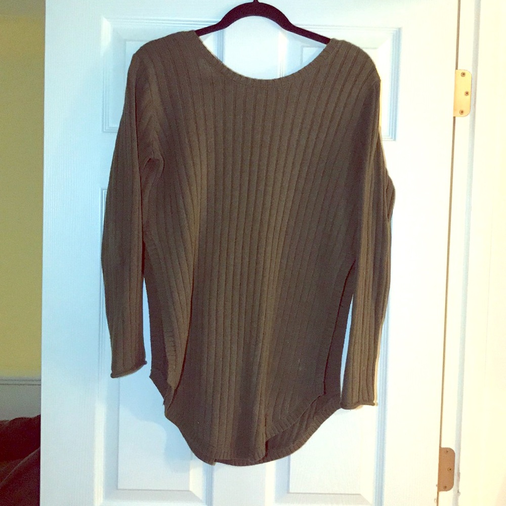 Green knit sweater with low cut back ✨